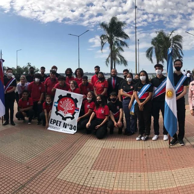 epet34's tweet photo. Acto central del Día de la Patria en la Avenida Costanera de Posadas.

Participaron nuestras banderas junto a la comitiva del Ciclo Superior, y equipo docente. 

#diadelapatria #25demayo #actopatrio #vivalapatria #educaciontecnicadecalidad
#educaciontecnicapublica https://t.co/XxfrOaEI5R