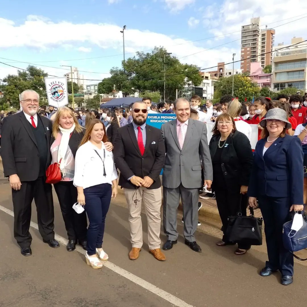 epet34's tweet photo. Acto central del Día de la Patria en la Avenida Costanera de Posadas.

Participaron nuestras banderas junto a la comitiva del Ciclo Superior, y equipo docente. 

#diadelapatria #25demayo #actopatrio #vivalapatria #educaciontecnicadecalidad
#educaciontecnicapublica https://t.co/XxfrOaEI5R