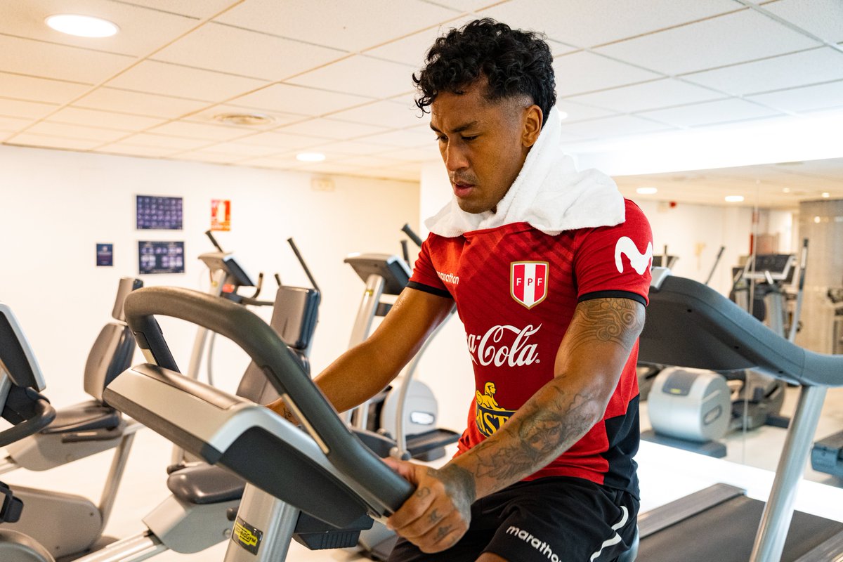 SeleccionPeru's tweet photo. ¡Una incorporación más! 🏃🏻‍♂️

Renato Tapia es el primer futbolista de nuestra @SeleccionPeru 🇵🇪 que se suma a los entrenamientos en Barcelona. El volante nacional trabajó junto al preparador físico Edder Benites.

#UnidosSomosMásFuertes
#ArribaPerú 💪🏻 https://t.co/qpa1WBfcRy