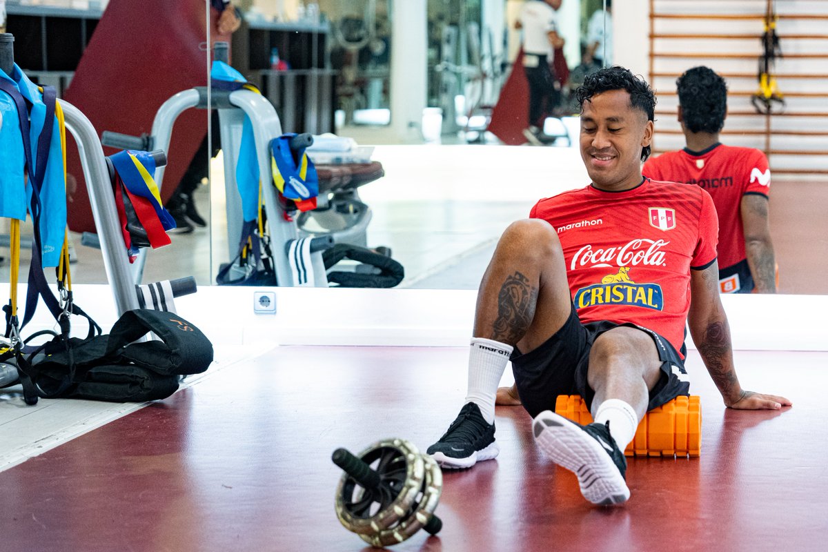 SeleccionPeru's tweet photo. ¡Una incorporación más! 🏃🏻‍♂️

Renato Tapia es el primer futbolista de nuestra @SeleccionPeru 🇵🇪 que se suma a los entrenamientos en Barcelona. El volante nacional trabajó junto al preparador físico Edder Benites.

#UnidosSomosMásFuertes
#ArribaPerú 💪🏻 https://t.co/qpa1WBfcRy