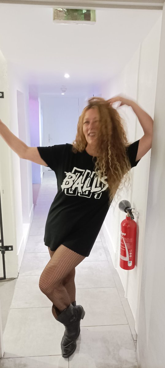 BALLSOUTOFF's tweet image. Ruyter Suys from Nashville Pussy with her Balls Out shirt after the Lyon's gig
#nashvillepussy #ruytersuys #ballsout