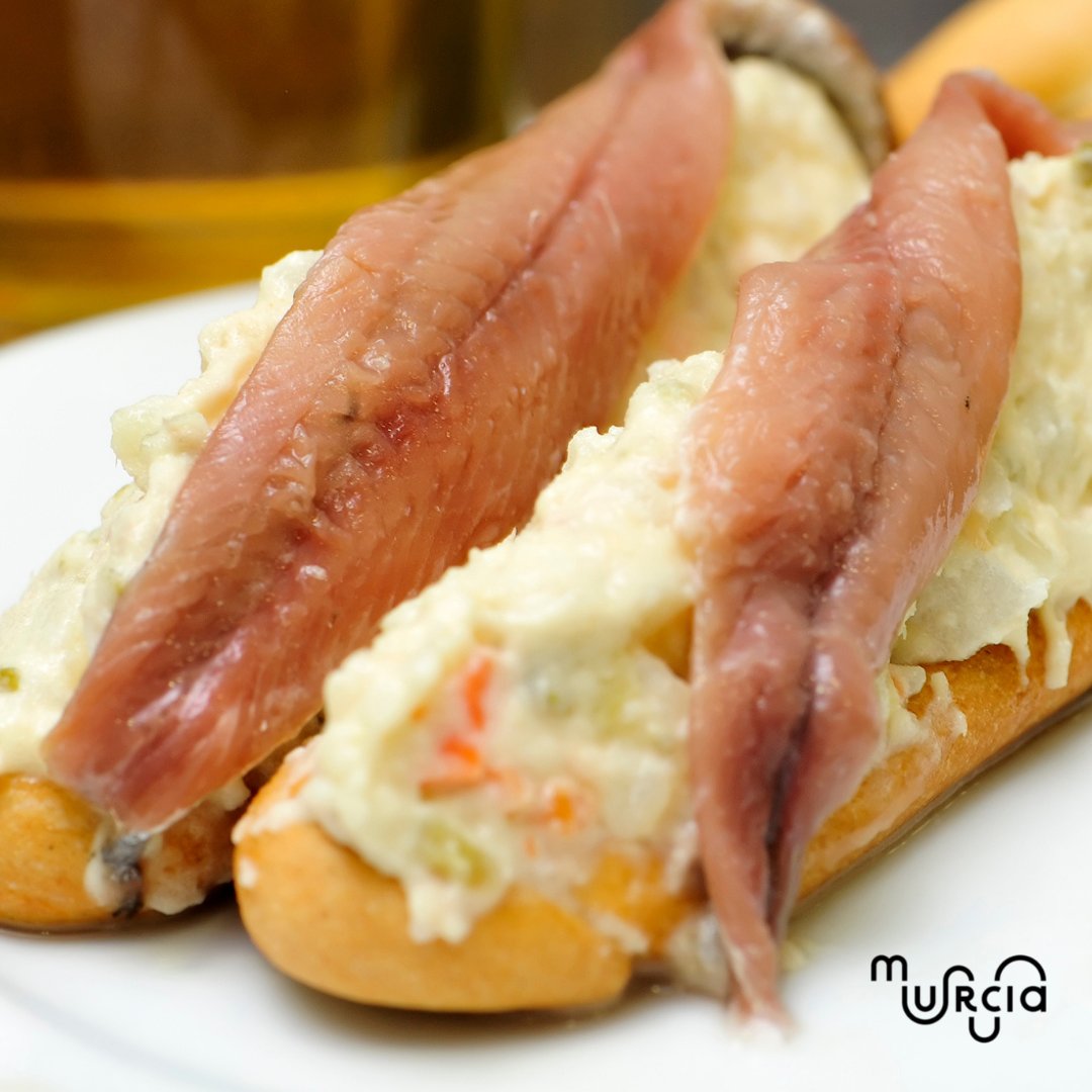 TurismodeMurcia's tweet photo. ✨La estrella del tapeo Murciano tiene nombre propio. Compañera ideal, está que cruje y es muy salada ¿Adivinas su nombre? 😉

#gastronomia #gastronomiamurcia #gastronomiamurciana #tapasmurcia #saboreamurcia #turismo #turismodemurcia #murcia #visitamurcia #vivemurcia https://t.co/zEzJL2f5KX
