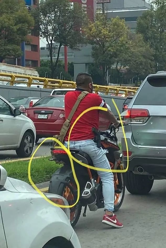 MaferMTG's tweet photo. Pero por supuesto que usted tiene la prioridad de pasar señor sin placas y con armas de fuego 💖 https://t.co/yXMXGczwp1