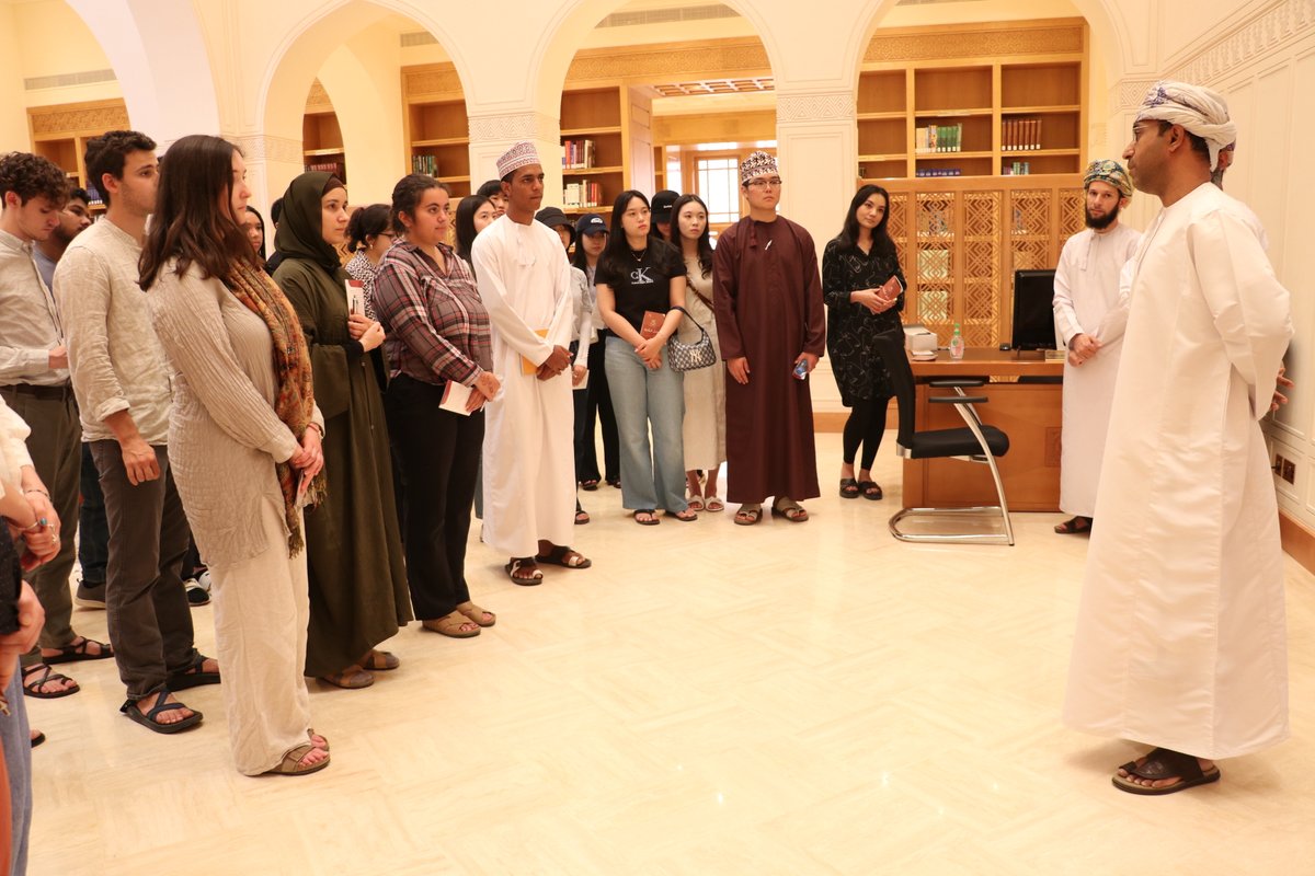 hsl_om's tweet photo. #مكتبة_حصن_الشموخ تستقبل طلبة الدفعة 43 من كلية السلطان قابوس لتعليم اللغة العربية للناطقين بغيرها، حيث تم تعريفهم بمرافق المكتبة ومجموعاتها وبالخدمات والتسهيلات التي تقدمها للمستفيدين. #عمان #مكتبات #زيارات https://t.co/Tj50zViUdK