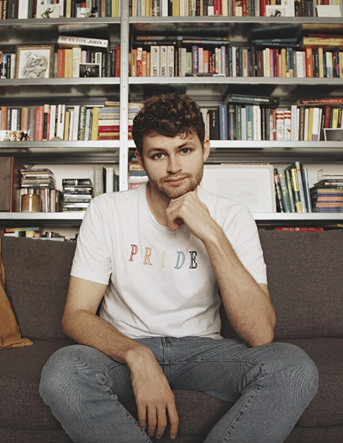 Stellingwarfs's tweet photo. Mooie aovend op komst! Over boek ’Et laompien dat een varken is’: mit schriever Pim Lammers en vertaeler Johan Veenstra. Op 'e foto: Pim Lammers
Meer op https://t.co/wVbk6vJODq https://t.co/lJBWjGnnlU