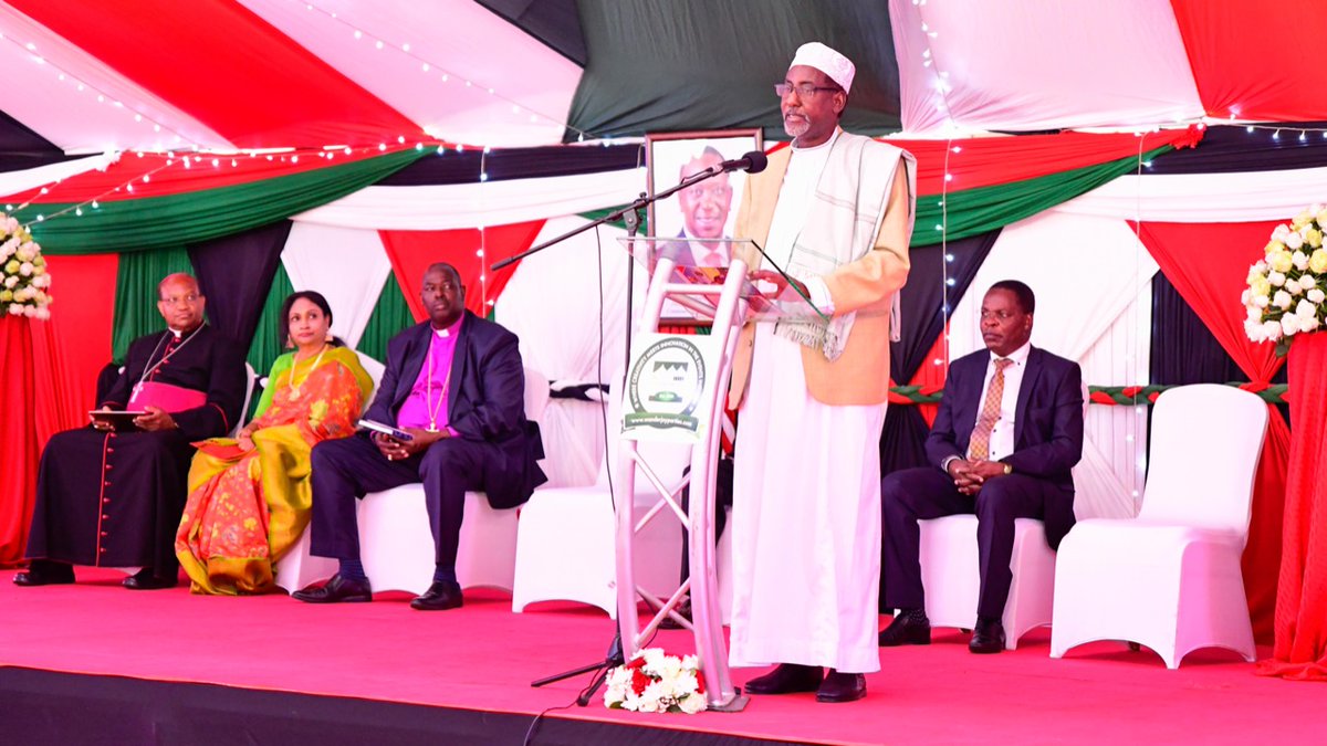 WilliamsRuto's tweet photo. Honoured to join President Uhuru Kenyatta, other leaders and Kenyans for the country's 19th National Annual Prayers Breakfast meeting at Safari Park Hotel, Nairobi County. https://t.co/VeIc2eXfiu