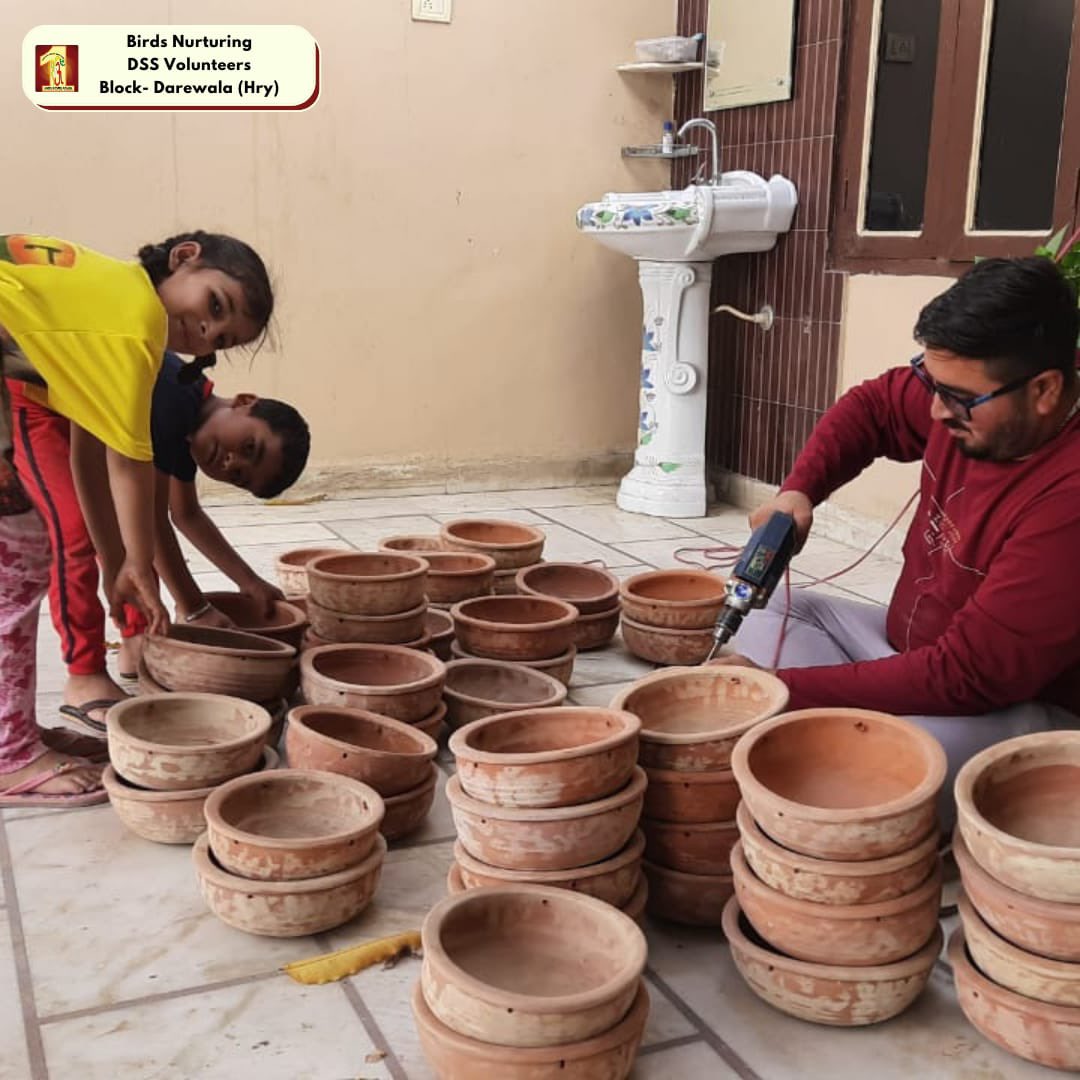 DSSNewsUpdates's tweet photo. "Let us save mute creatures and cherish our Mother Earth"
Under the 'Bird Nurturing' campaign, #DSS  volunteers are placing earthen pots and saving these creatures with the inspiration of St. Dr. @GurmeetRamRahim Singh Ji Insan.
#BirdsToSaveEarth #BirdsNurturing #DeraSachaSauda https://t.co/ITzkbZxq3Q
