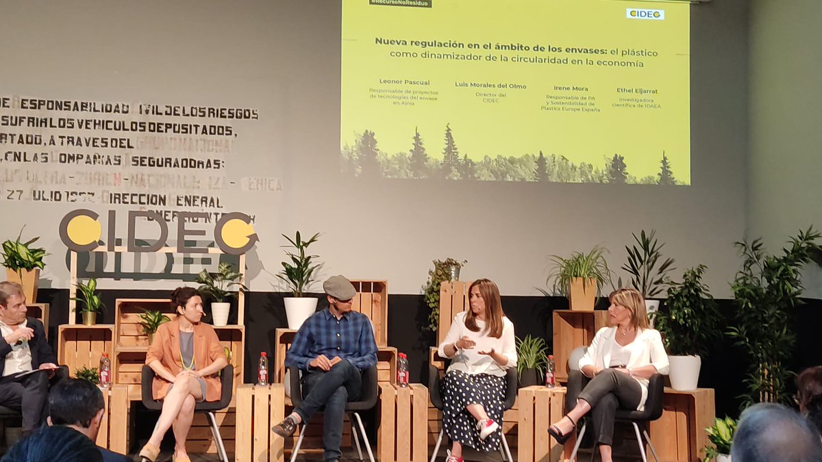 somoscidec's tweet photo. La industria química lleva años regulando el plástico. Se somete a infinidad de controles. Los ciclos de vida de los envases son mucho más cortos y no dan problemas en el reciclado 👉Irene Mora (@PlasticsEuropES) #RecursoNoResiduo https://t.co/MSQVyD3S0V