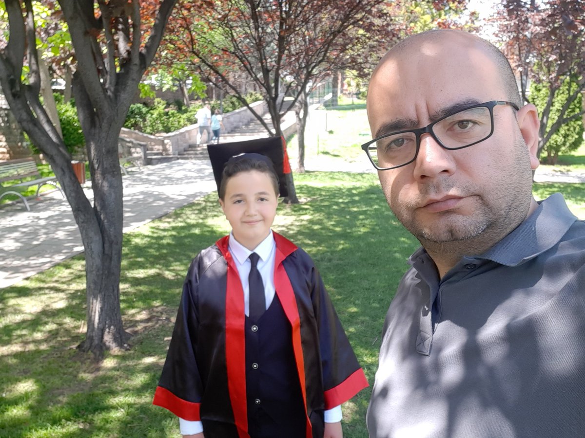lhami88064019's tweet photo. Paşamın mezuniyetii
Rabbim bahtını açık etsin
Gülen yüzünü soldurmasınn
#paşamm 
#evlatt 
#cann https://t.co/4ZyycXanE6