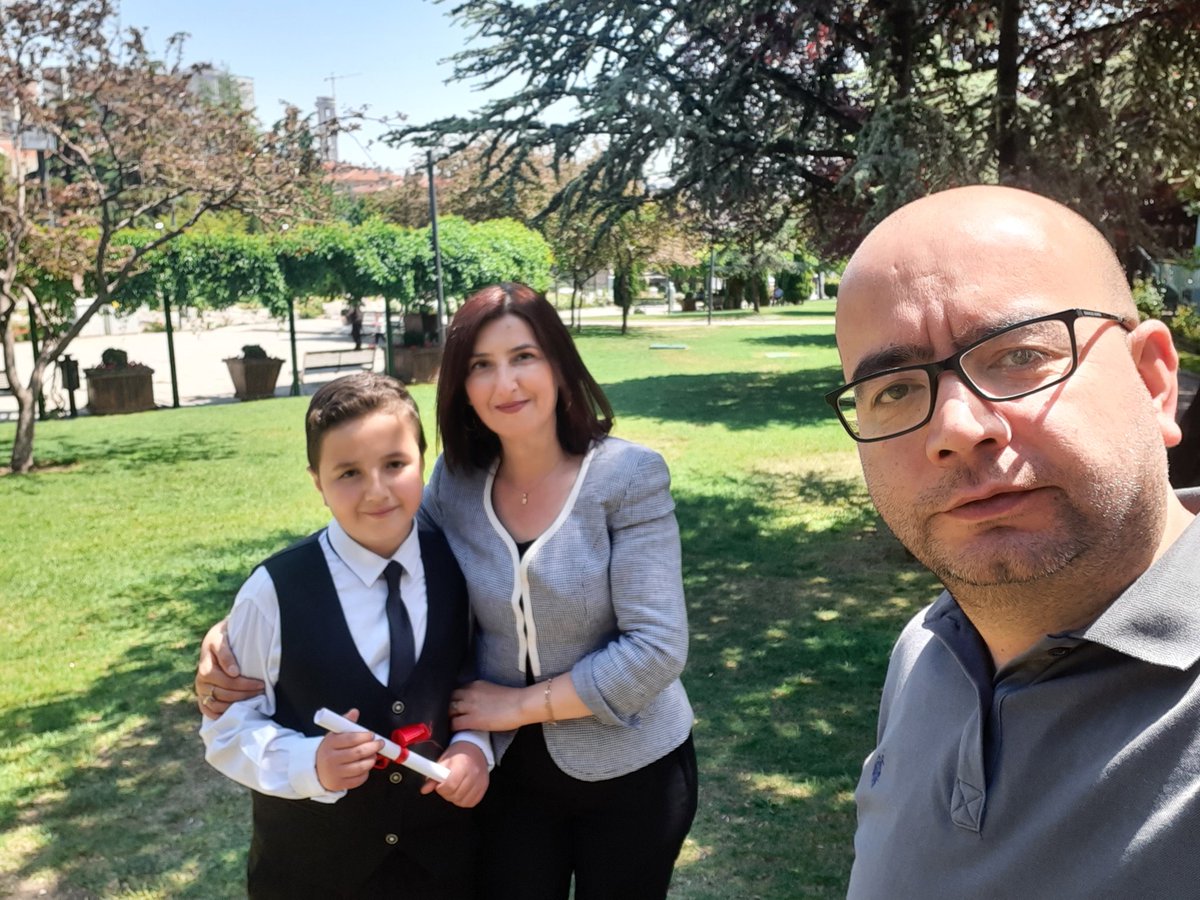 lhami88064019's tweet photo. Paşamın mezuniyetii
Rabbim bahtını açık etsin
Gülen yüzünü soldurmasınn
#paşamm 
#evlatt 
#cann https://t.co/4ZyycXanE6