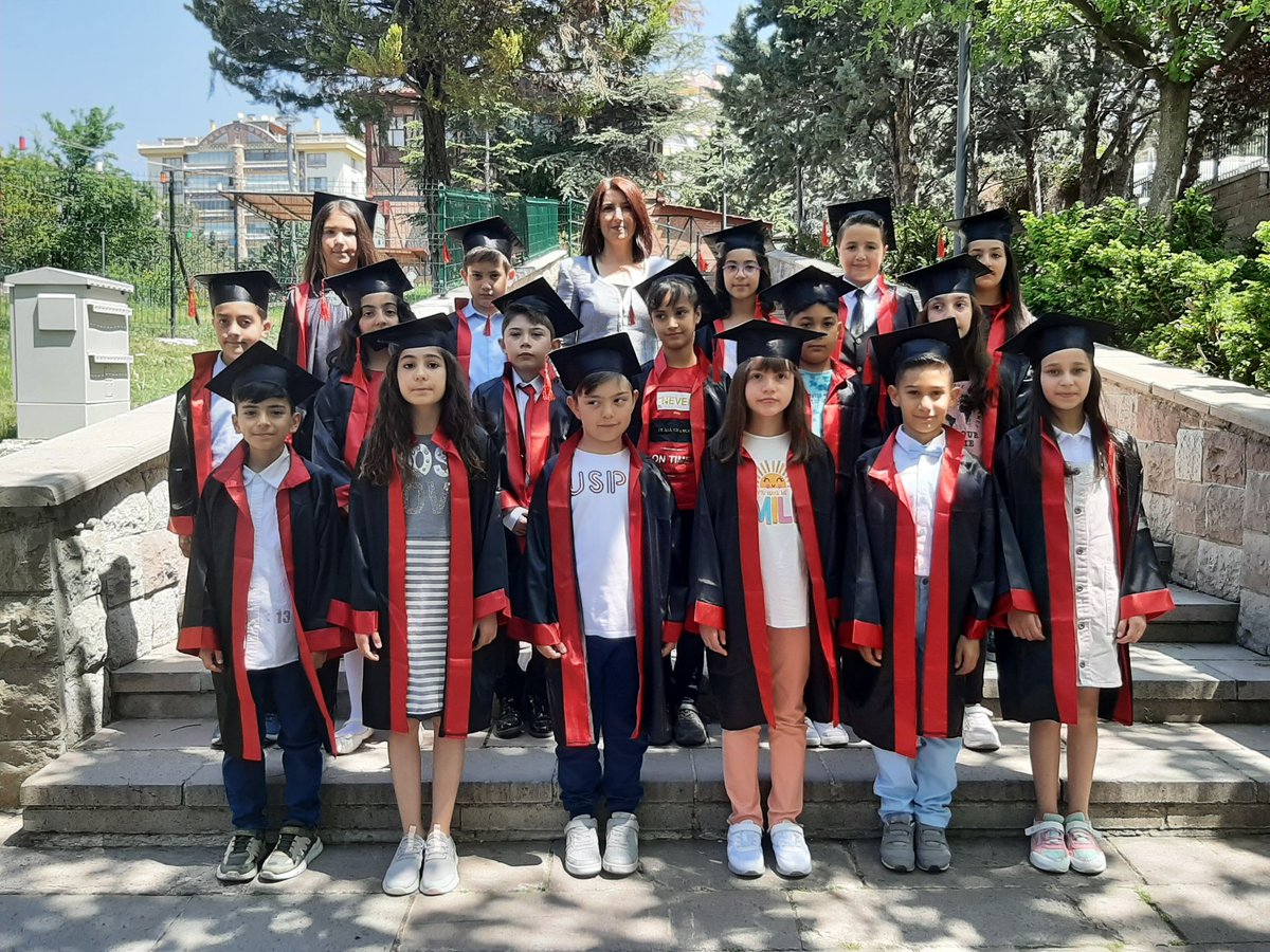 lhami88064019's tweet photo. Paşamın mezuniyetii
Rabbim bahtını açık etsin
Gülen yüzünü soldurmasınn
#paşamm 
#evlatt 
#cann https://t.co/4ZyycXanE6