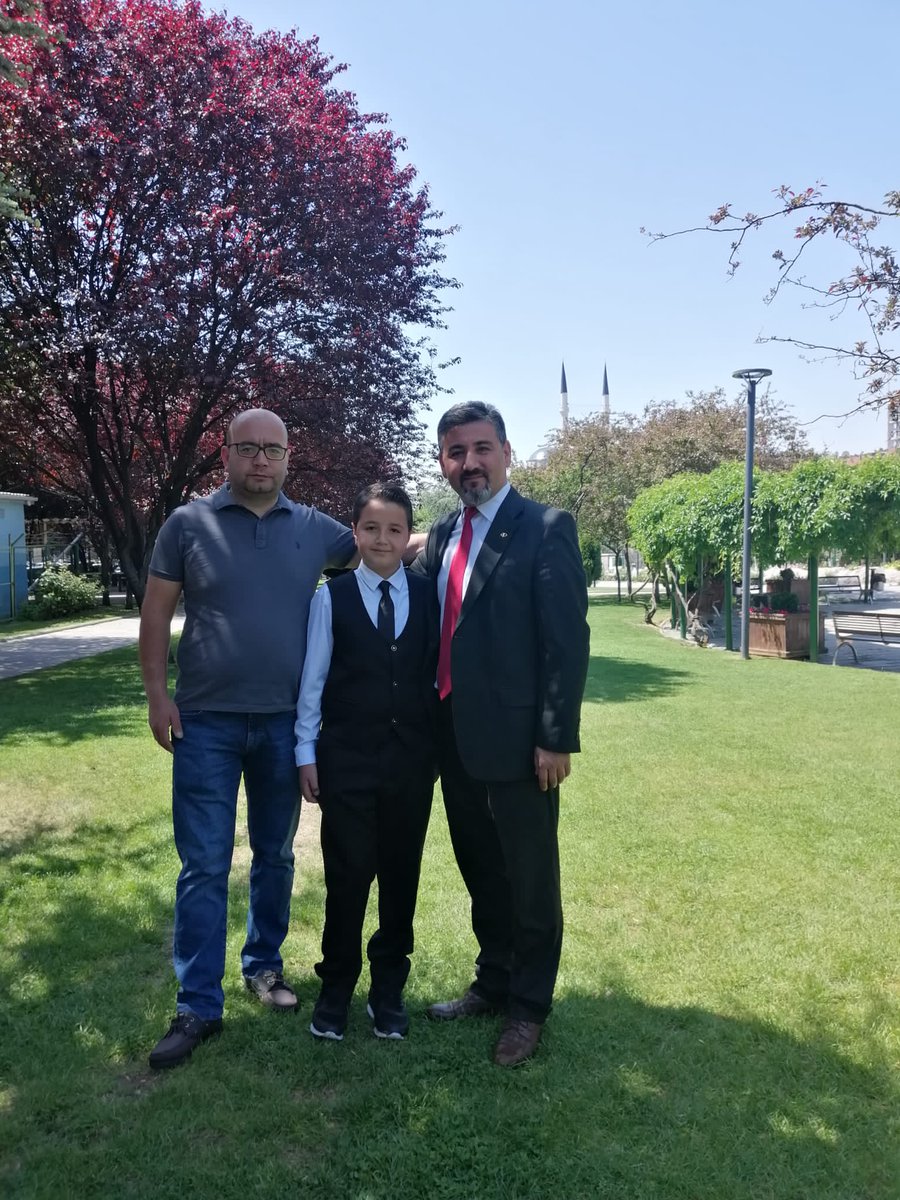 lhami88064019's tweet photo. Paşamın mezuniyetii
Rabbim bahtını açık etsin
Gülen yüzünü soldurmasınn
#paşamm 
#evlatt 
#cann https://t.co/4ZyycXanE6