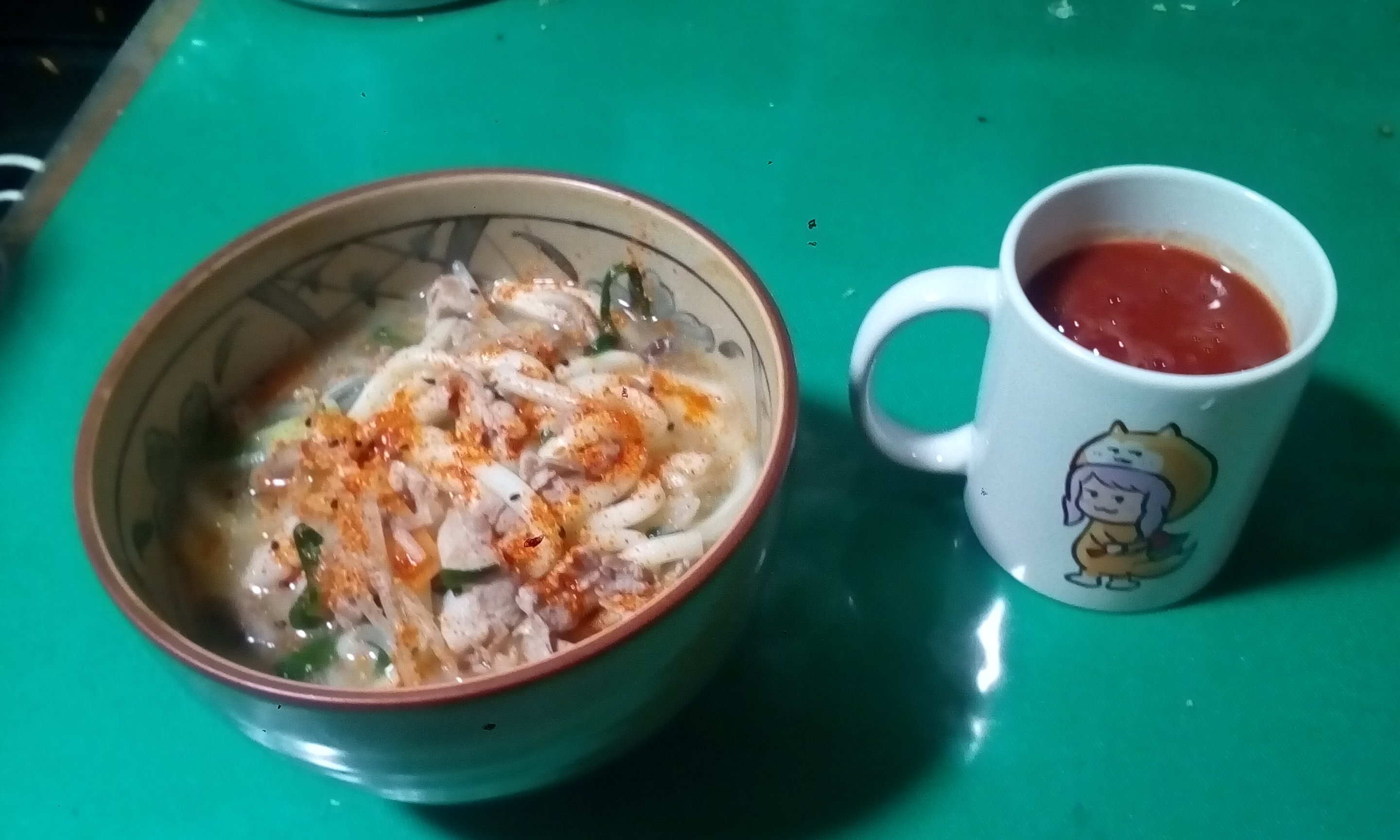 リキッド フライパンで作る肉うどん 豚肉 ニラ しめじ もやし などで肉野菜炒めを作る お湯を500ccと鶏ガラスープの元小さじ2杯 沸騰したらうどんを入れて2 3分茹でたら完成 七味とラー油をたっぷりかけて食べる 小町さんでも美味しく出来るはず