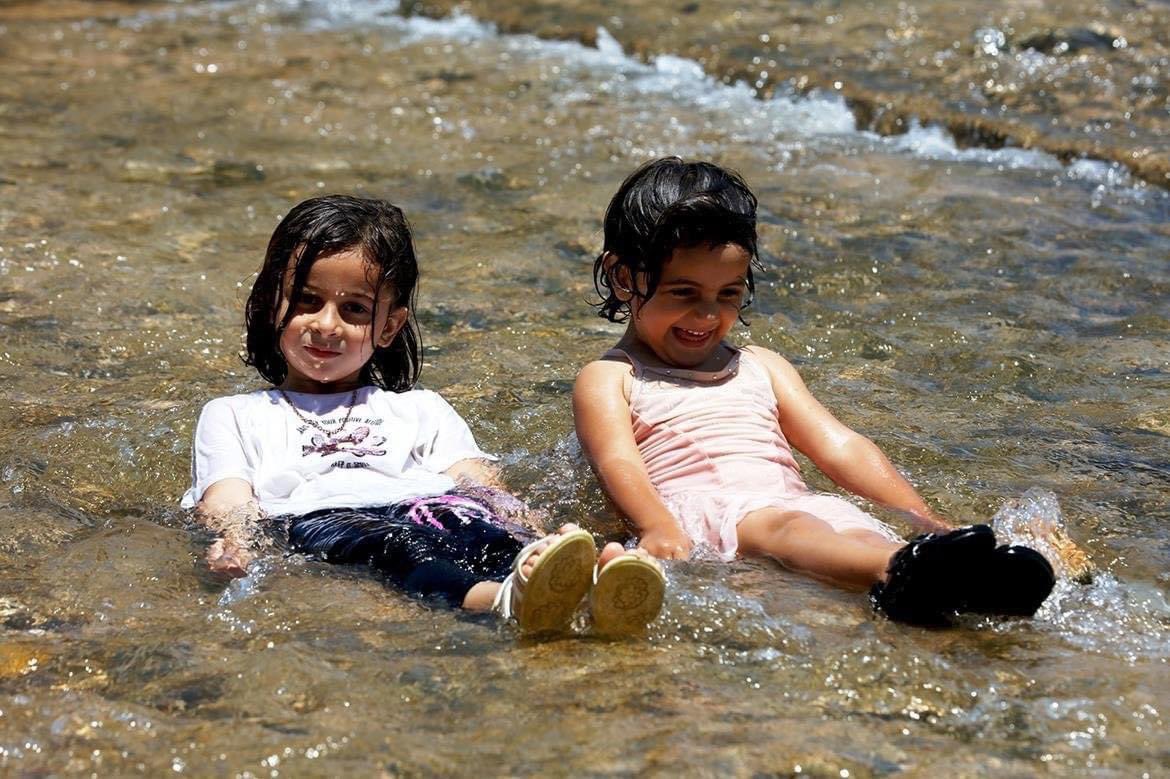 palestinephotos's tweet photo. Harık’ta suyun tadını çıkaran çocuklar,Erîha https://t.co/CW6DA6a5fq
