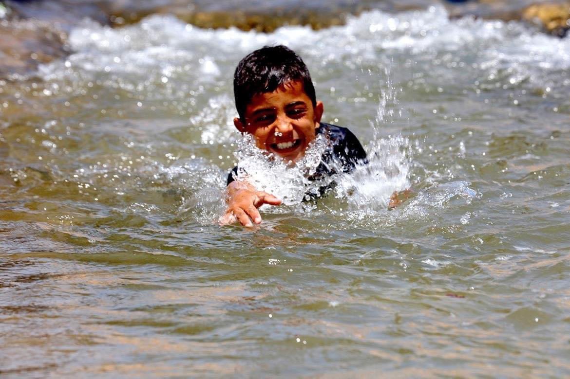 palestinephotos's tweet photo. Harık’ta suyun tadını çıkaran çocuklar,Erîha https://t.co/CW6DA6a5fq