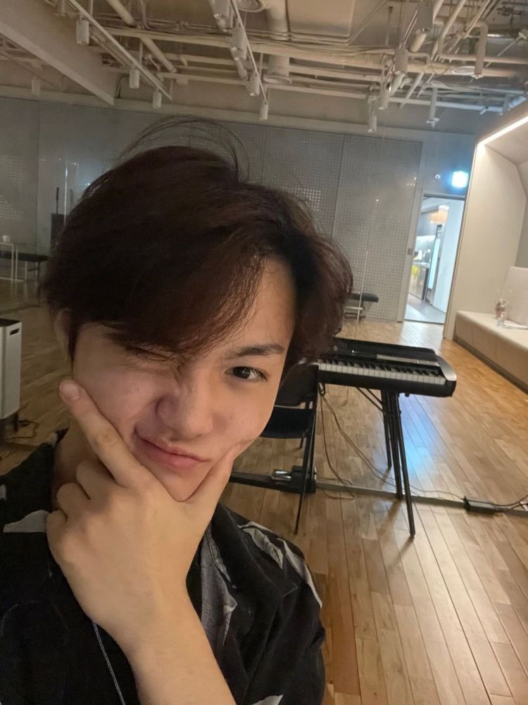 RVRKDY03's tweet photo. Annyeong, yeorobun! Ako si Tres, pero four letters. Pogi at friendly naman ako tapos pogi ulit at sobrang pogi talaga. Tumatanggap ba kayo ng pogi?

#ReveurTres 
#NEONEANDONLY https://t.co/mDE2Rg6N69