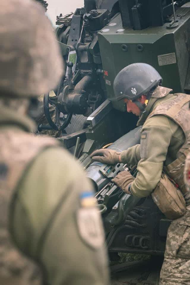 IAPonomarenko's tweet photo. Italian-provided 155 mm FH70 in Donbas https://t.co/t2RHTv0c7S