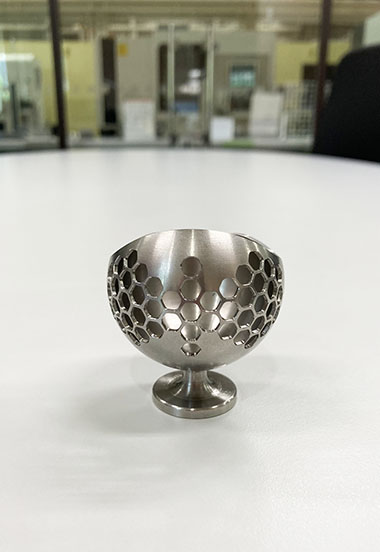 Nakamuratomen's tweet photo. This cute but interesting demo work is made by NTJ-100, which has an upper turret swiveling in 0.001 degree increments. It can make hexagonal hoes at right angles on the curved surface🦾.
Both upper and lower turrets have Y-axis.
Recipe 📺 https://t.co/U6cHw0GTUr
#NTJ100 #Baxis https://t.co/Ou4PNwsv0F