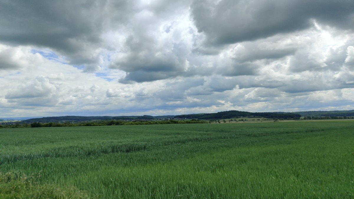 britainopello5's tweet photo. Panorama-Blick bei #Utphe/#Mittelhessen; das Gebäude mit den zwei Türmen ist das neue Amazon-Verteilzentrum bei #GrundSchwalheim. Hier herrscht derzeit Baustopp.
https://t.co/QKO6wUUIX6 https://t.co/bIJ5qk2PlJ