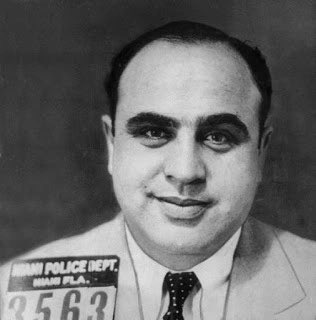 Este hecho, le hizo que fuera prácticamente el único vendedor autorizado de Chicago. 
Tras su paso por Alcatraz, murió de sifilis en Florida.

Como legado de este gánster queda el comienzo de poner fecha de caducidad a los alimentos, en este caso, la leche. 

FIN.