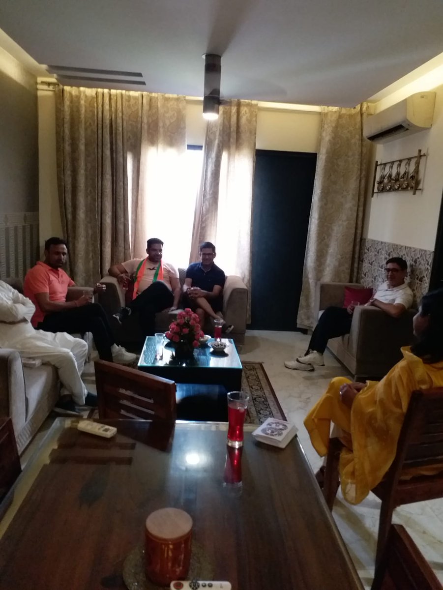 ManishYadavBJP's tweet photo. पार्टी के #100_से_संपर्क अभियान के अंतर्गत आज डीएलएफ फेज-2 में आरडब्ल्यूए के जॉइंट सेक्रेटरी श्रीमान विकास थापर जी से विभिन्न विषयों पर संवाद कर सरकार की जनकल्याणकारी योजनाओं की जानकारी दी ।
#जनसेवा_के_8_साल #BJP4Badshahpur #DLFCityPhase2 #DLF2 https://t.co/4NuPc7S2QO