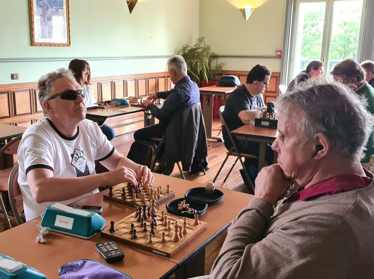 🇫🇷 Le Championnat de France d'#échecs des #aveugles et #malvoyants 2022 se déroule actuellement à #Biarritz !
Le jeu d'échecs est en effet accessible aux déficients visuels, grâce à un matériel adapté.