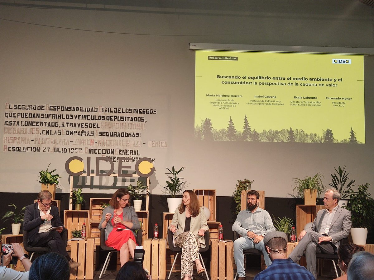 somoscidec's tweet photo. .@isaigggoy1 (@esplasticos y @Cicloplast_com) comparte con nosotros los proyectos de reducción y reutilización que están llevando a cabo. #RecursoNoResiduo https://t.co/bQwVc4tap3