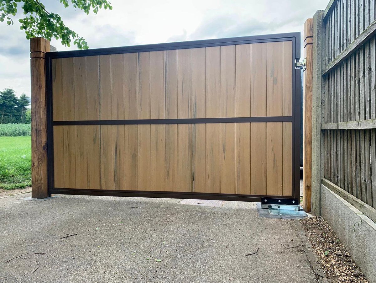 sustainaboard's tweet photo. The Golden Oak Sustainaboard is becoming more and more popular, not surprising when you see projects like this from The Electric Gate Guys 
#sustainaboard #sustainability #electricgates #automatedgates #gates #compositegates #compositeboards https://t.co/lNiZJqHBhC
