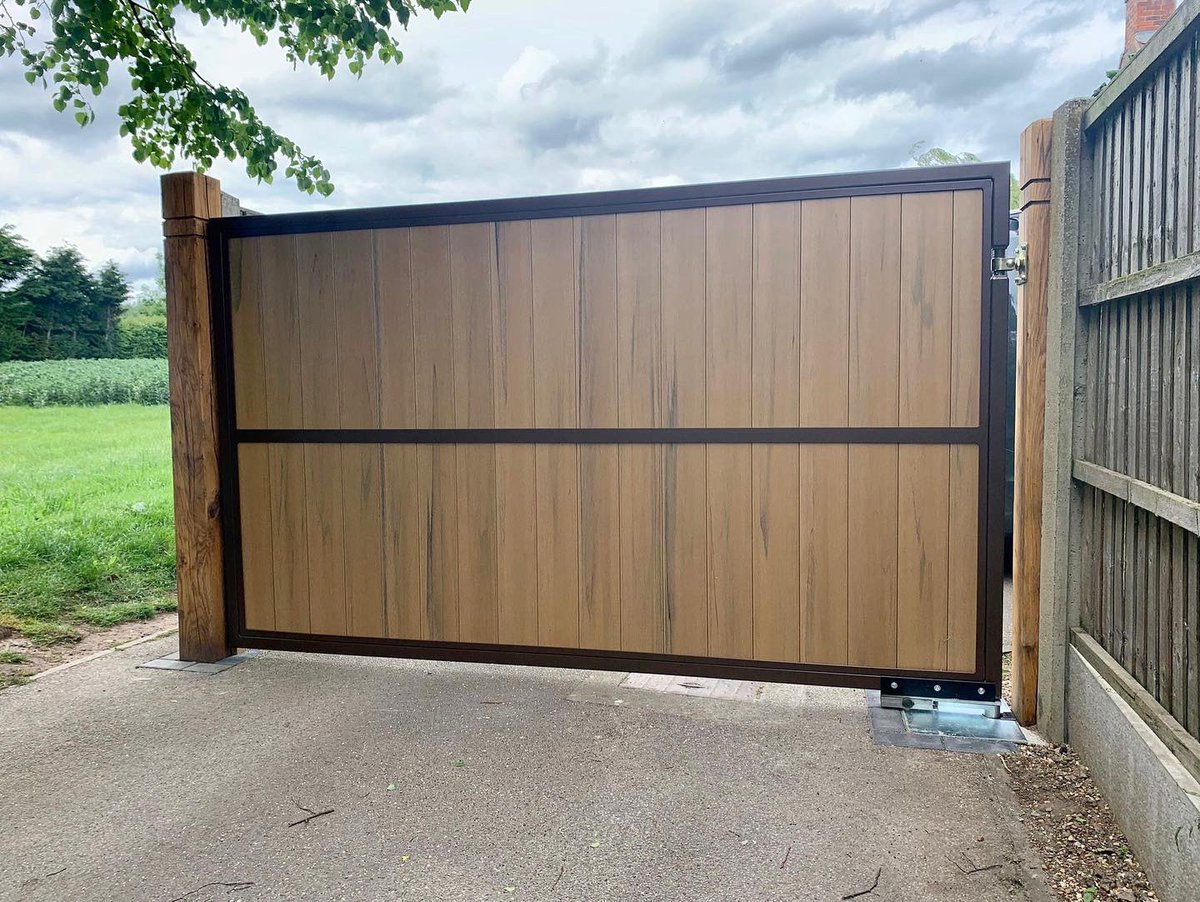 sustainaboard's tweet photo. The Golden Oak Sustainaboard is becoming more and more popular, not surprising when you see projects like this from The Electric Gate Guys 
#sustainaboard #sustainability #electricgates #automatedgates #gates #compositegates #compositeboards https://t.co/lNiZJqHBhC