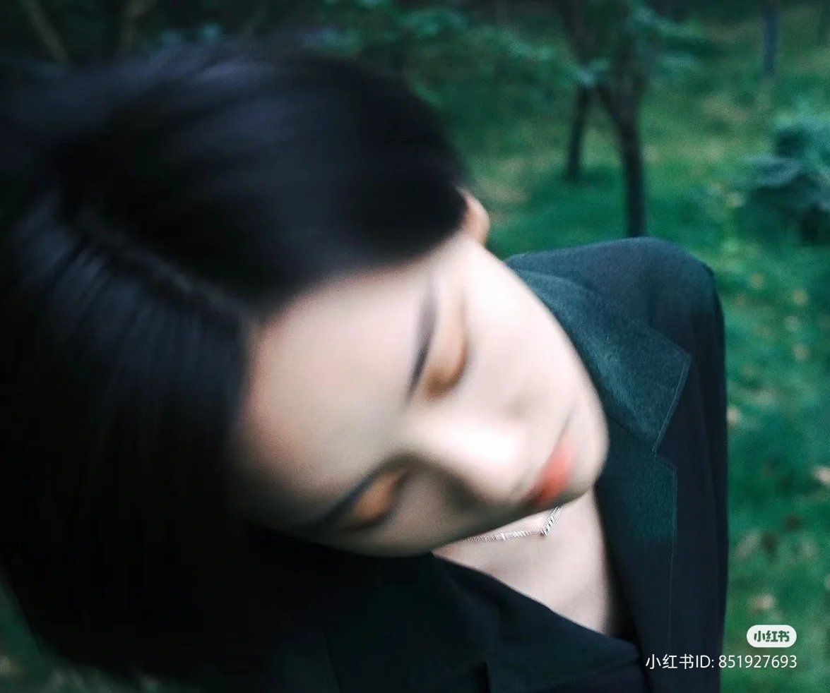 20220526 K Lu RED Update

"Title: Summer's dreams and pics📷

Caption: Close your eyes and feel the night breeze of May with me🍃"

#陆柯燃 #陆柯燃k #klu #lukeran