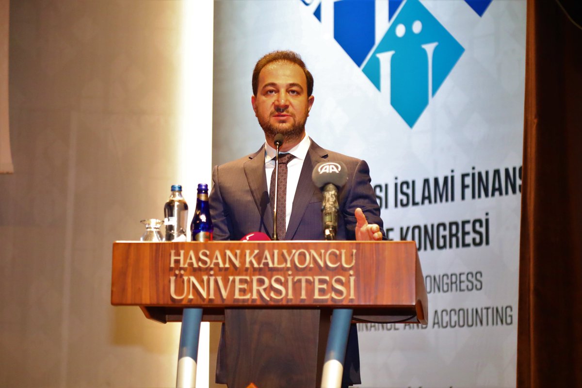 hkunv's tweet photo. Kongrenin açılışında konuşan @hkunv Mütevelli Heyeti Başkan Vekili @Halukkalyoncu, "Bu yıl üçüncüsü düzenlenen “İslami Finans ve Muhasebe Kongresi”nin, tüm bu değişim ve dönüşüm süreci içinde İslami hassasiyetleri tanımlamayı ve yaşanan sorunlara çözüm üretmeyi hedeflemektedir." https://t.co/lrveHr0rQz