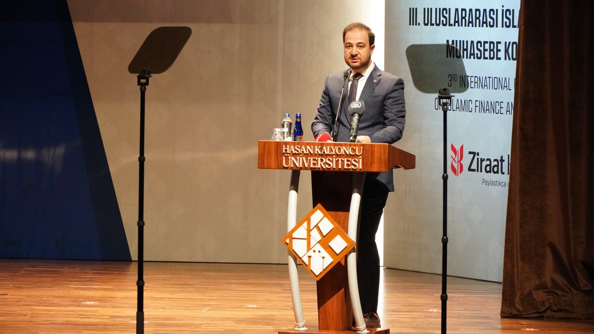 hkunv's tweet photo. Kongrenin açılışında konuşan @hkunv Mütevelli Heyeti Başkan Vekili @Halukkalyoncu, "Bu yıl üçüncüsü düzenlenen “İslami Finans ve Muhasebe Kongresi”nin, tüm bu değişim ve dönüşüm süreci içinde İslami hassasiyetleri tanımlamayı ve yaşanan sorunlara çözüm üretmeyi hedeflemektedir." https://t.co/lrveHr0rQz