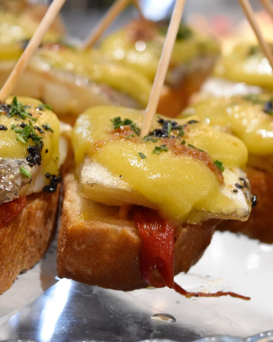 laolladebilbao's tweet photo. Este pintxo de bacalao al pilpil con piquillos lleva tu nombre. 

📍 Plaza Nueva 2, Bilbao
 
#bacalao #bacalaoalpilpil #piquillos #LaOllaPlazaNueva #LaCatedralDelPintxo https://t.co/3QdicY1OUx
