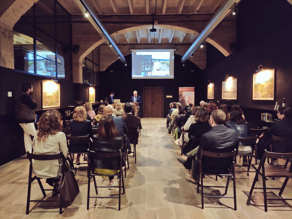 bilbaorioja's tweet photo. Los mejores del #enoturismo se reúnen en el #BestOfClub Bilbao-Rioja. Gracias @solardsamaniego #BestOfWineTourism https://t.co/5sVUPV3ljx