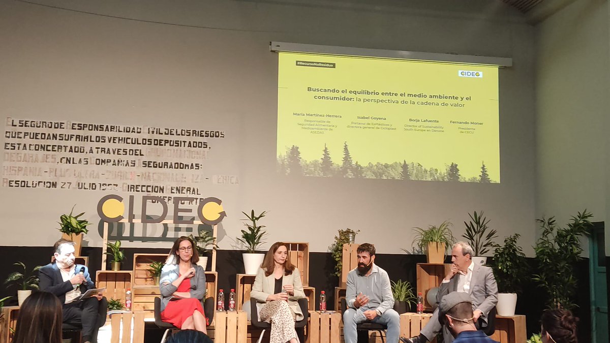 somoscidec's tweet photo. "El envase tiene un propósito, una función y una finalidad. Gracias a esa mentalidad, conseguimos tratar los residuos como recursos. Una mentalidad de economía circular". Borja Lafuente, @Danone en #RecursoNoResiduo https://t.co/JWJ4rKBOFq