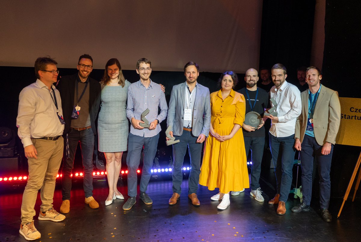 CzechInvest_CZ's tweet photo. Známe vítěze CzechInvest Startup Challenge! Stal se jím startup @Dronetag zaměřující se na bezpečný provoz dronů. Druhé místo získal @ThreatMark a na třetím se umístil @sharry_tech ✨ Diváckou cenu si odnesl @VosHealth_ 🤩 Gratulujeme a děkujeme všem zúčastněným! https://t.co/5sYyebdb2z