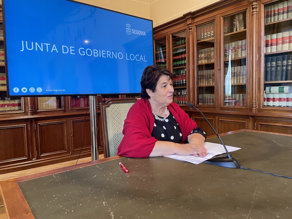segovia_es's tweet photo. Tras su última JGL, la alcaldesa ha celebrado la tradicional rueda de prensa para trasladar a los informadores locales los acuerdos adoptados. 
Durante la misma ha agradecido a la profesionales su contribución para fomentar la transparencia del @segovia_es con los ciudadanos. https://t.co/YceErlv29y