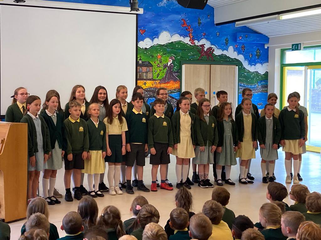ysgolydderwen's tweet photo. Cyngerdd hyfryd bore ma gan y grwpiau sy’n cystadlu yn yr Eisteddfod.  Llongyfarchiadau i bob un â phob dymuniad da wythnos nesaf. 🔴⚪️🟢 https://t.co/L90vjtkQvN