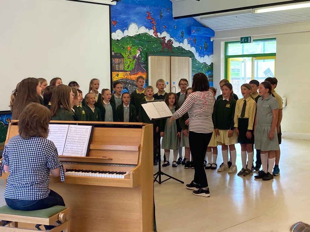 ysgolydderwen's tweet photo. Cyngerdd hyfryd bore ma gan y grwpiau sy’n cystadlu yn yr Eisteddfod.  Llongyfarchiadau i bob un â phob dymuniad da wythnos nesaf. 🔴⚪️🟢 https://t.co/L90vjtkQvN