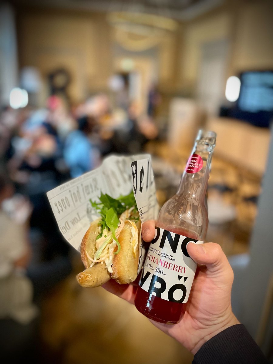 turkufrontend's tweet photo. We had such a wonderful night yesterday at @ReaktorNow. Great talks, good hotdogs from Nick's Food Design, fantastic people and all around good vibes ❤️. https://t.co/FrK3bSnCWO