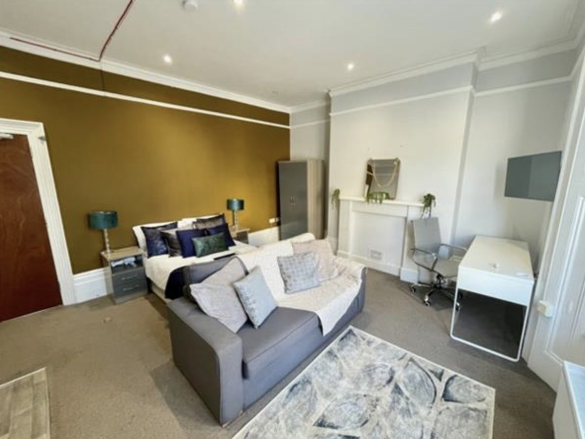KhalilInfo's tweet photo. Furnished large studio apartment Located in the heart of the city on Western Road, #Brighton. 

Local access to pubs, shops, bars and restaurants as well as excellent transport links.

£1,300 per month. **RENT INCLUDES ELECTRICITY, GAS, WATER &amp; WIFI** https://t.co/2WA22zg9b4
