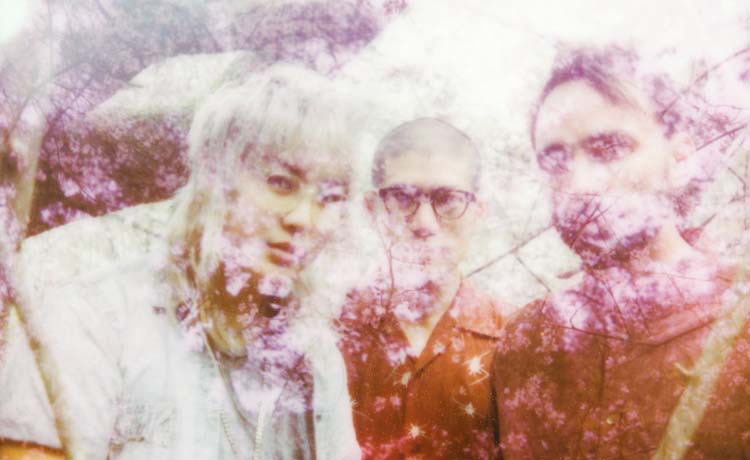 binauralblog's tweet photo. “En Oakland también cuaja la nieve”. Descubre a @TheresTalk, interesante trío californiano de onírico dream pop que mañana nos presentará su atmosférico nuevo EP: https://t.co/czjCEuEJNv

Similares a: Beach House, Cocteau Twins, Porches 

✏️ @pabloporcar https://t.co/JY7O2SHXyS