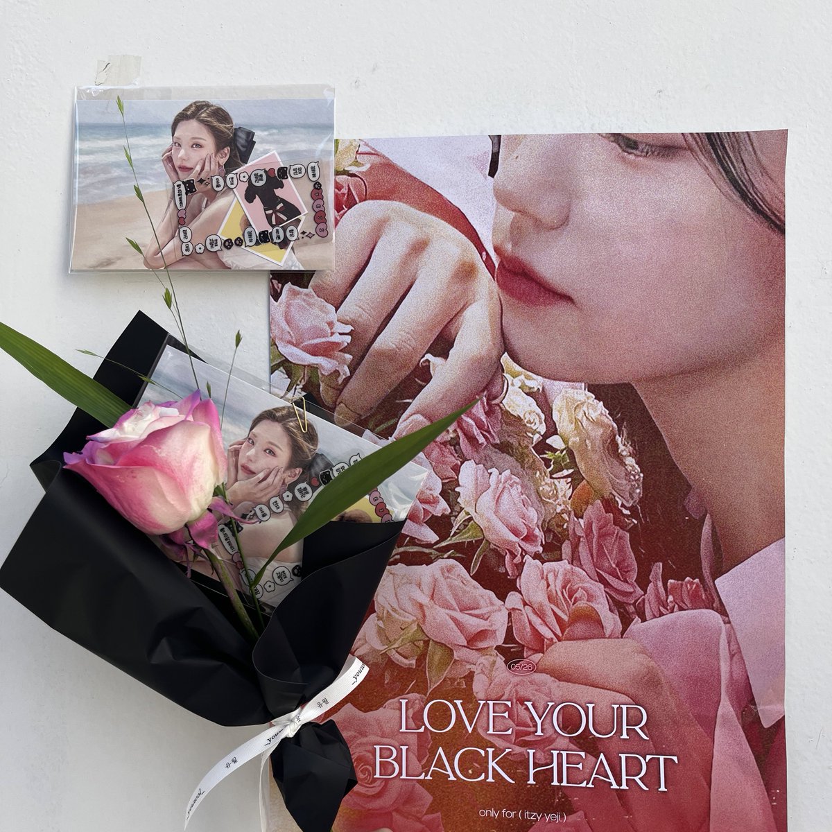 mid_zy_'s tweet photo. 짱예쁜장미랑 짱예쁜예지 같이 봐서 짱좋았던 플라워샵🌷🖤🖤

#LOVE_YOUR_BLACK_HEART https://t.co/aBNLth1Sqy