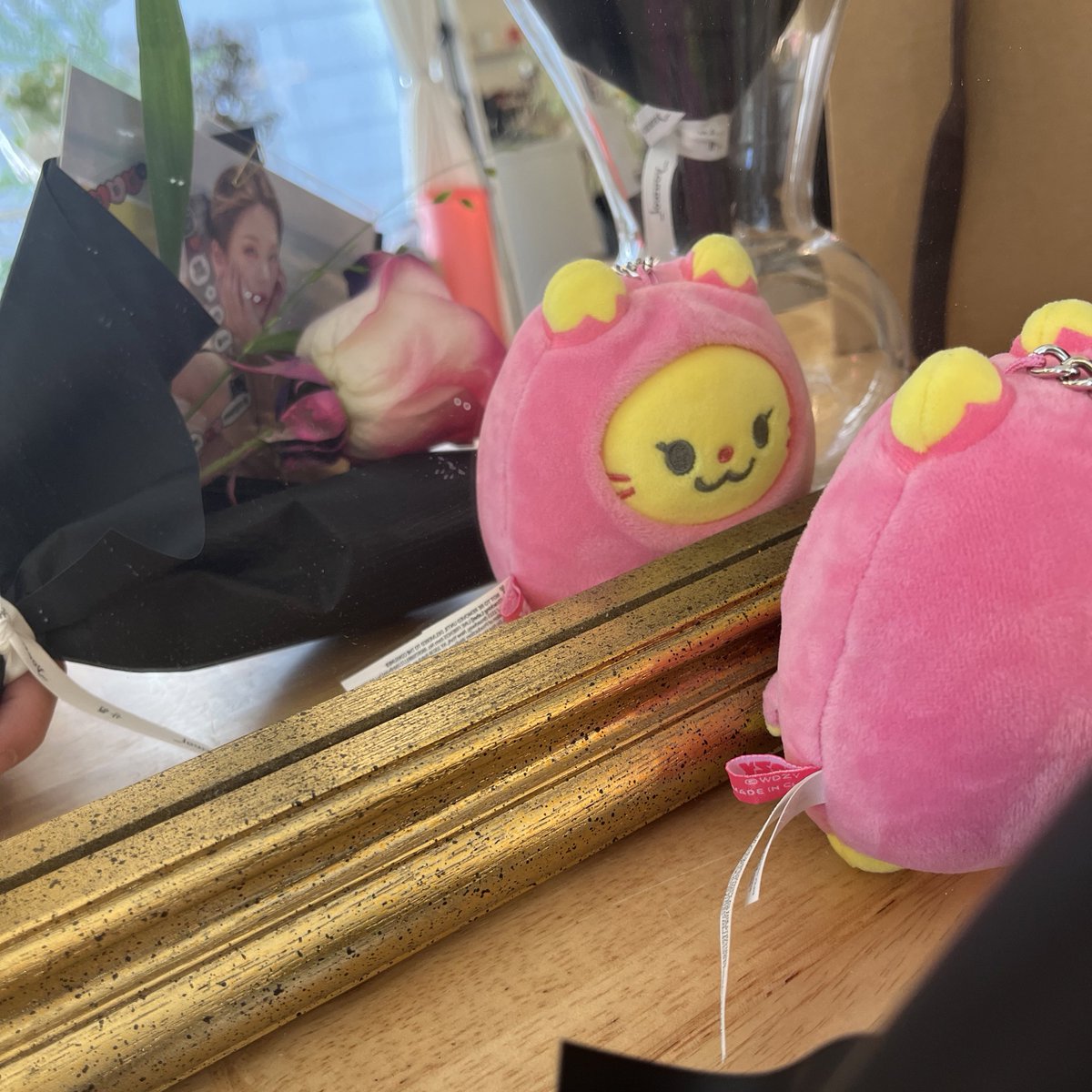 mid_zy_'s tweet photo. 짱예쁜장미랑 짱예쁜예지 같이 봐서 짱좋았던 플라워샵🌷🖤🖤

#LOVE_YOUR_BLACK_HEART https://t.co/aBNLth1Sqy