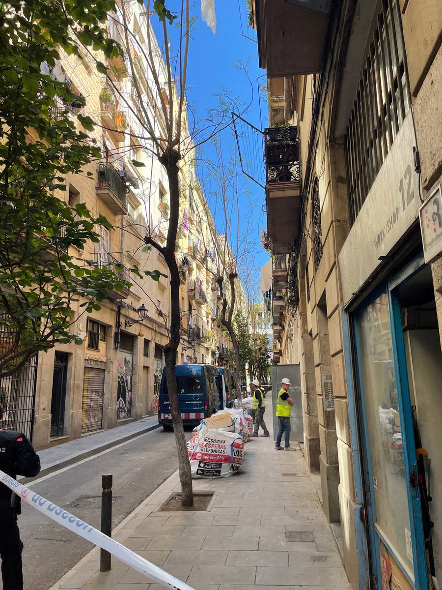 🔴 ARA MATEIX!

Un home està amenaçant amb tirar-se des de l'alt de l'edifici perquè el volen desnonar. Els Mossos ens han tirat cap endarrere perquè no puguem veure.

La barbàrie quotidiana és difícil d'imaginar.