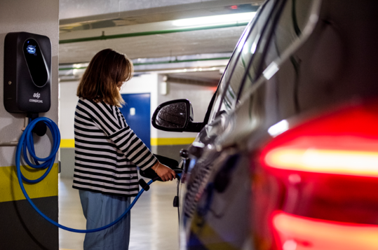 ChargeUpEurope's tweet photo. Did you know that 46% of #EU citizens live in multi-family dwellings? #EPBD proposal must include scaling-up #EVcharging solutions at private locations, including the #RightToPlug to guarantee access to #ElectricVehicles charging.
Read in full:
https://t.co/9t0fgwp1kV
#fitfor55 https://t.co/DoUrLTA7ly