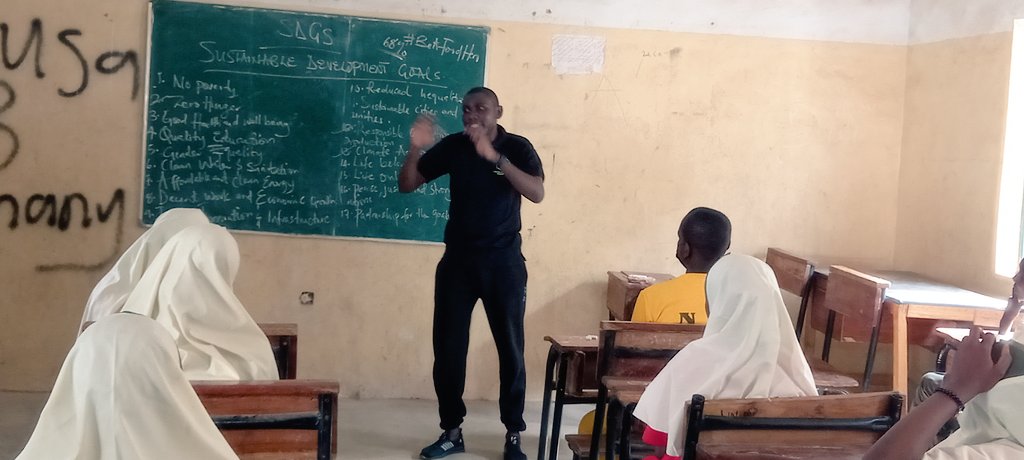 Aleemousman's tweet photo. Today again, just like yesterday and the day after. Sustainable Development goals no. 2,12 and 13 courtesy of @LEAPAfrica
#BeAFoodHero https://t.co/SzbBtFSi5f