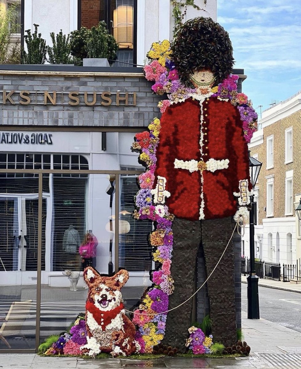 This week in town, ‘Chelsea in Bloom’ has never looked more glorious in the run up to the Platinum Jubilee Weekend 👑🇬🇧 Thanks to our friend <a href="/eatnlondon/">Duyku</a> for smelling the roses 📷 so beautifully #chelseainbloom #chelseaflowershow #theseason #london 🇬🇧🌺🌸🌼🌹🌷