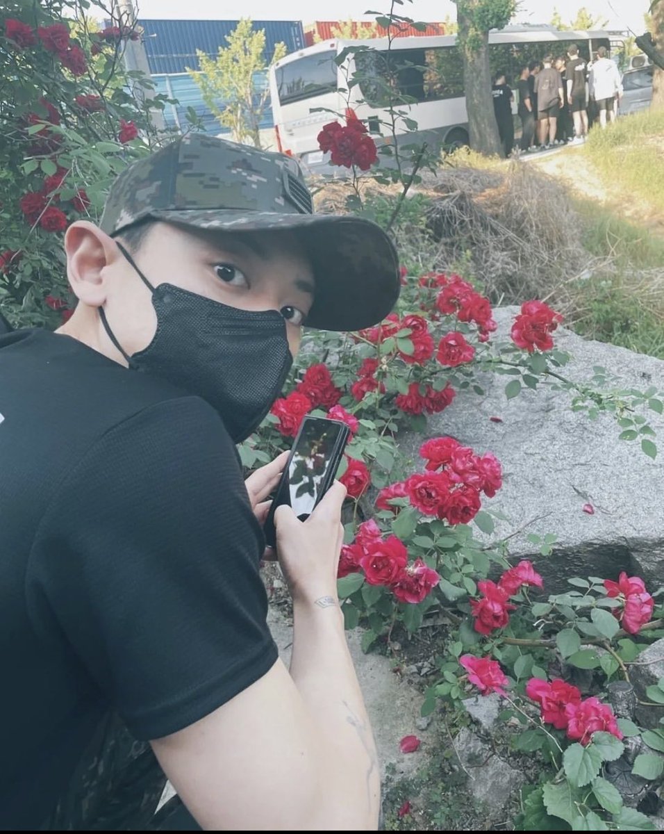 EXOSCBR's tweet photo. [#LOEYINSTA] 26.05.22 • Atualização de #CHANYEOL no Instagram 
  
“🌹”
 
🔗: https://t.co/POx8rhnfvh

 #찬열  #EXO #엑소 #EXO_SC @weareoneEXO https://t.co/CxKyREY9sz