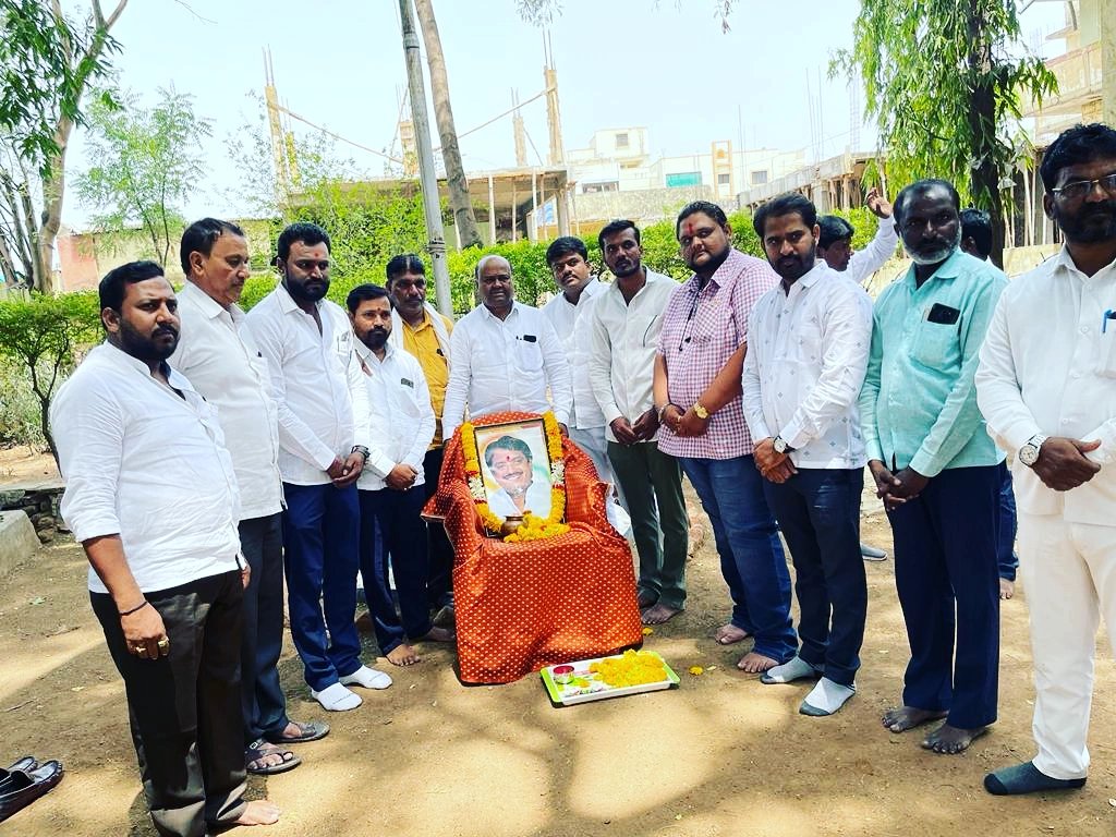 amol_ghumade's tweet photo. महाराष्ट्राचे माजी मुख्यमंत्री,माजी केंद्रीय मंत्री,लोकनेते आदरणीय विलासरावजी देशमुख साहेब यांच्या 77 व्या जयंती निमित्त उदगीर कृषि उत्पन्न बाजार समिति येथे अभिवादन...!💐🌺
#AmitV.#Deshmukh
#DirajV.#Deshmukh https://t.co/SJYgvXbXok